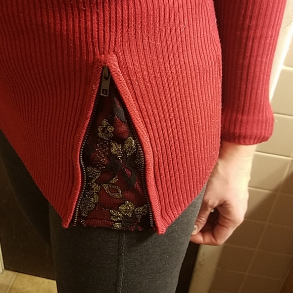 Unique red sweater - Picture 2 of 4